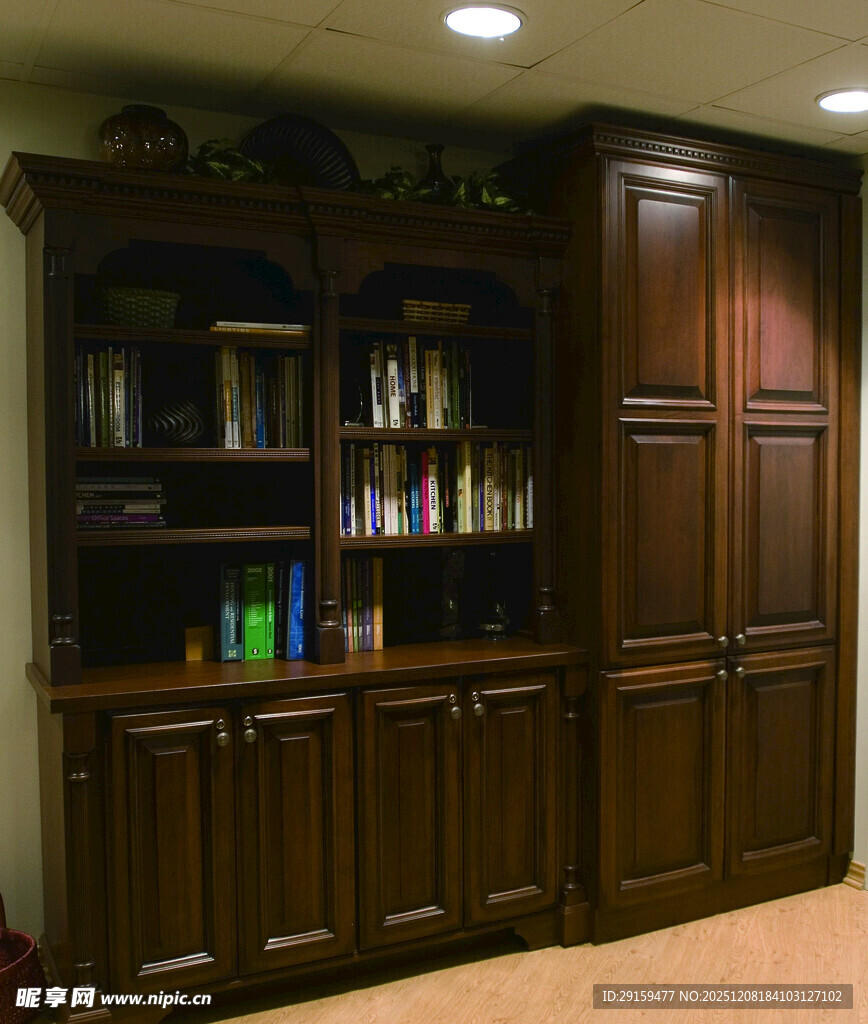 深色实木酒柜尽显优雅