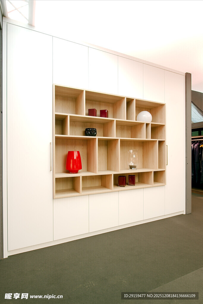 简约木质置物架展示空间