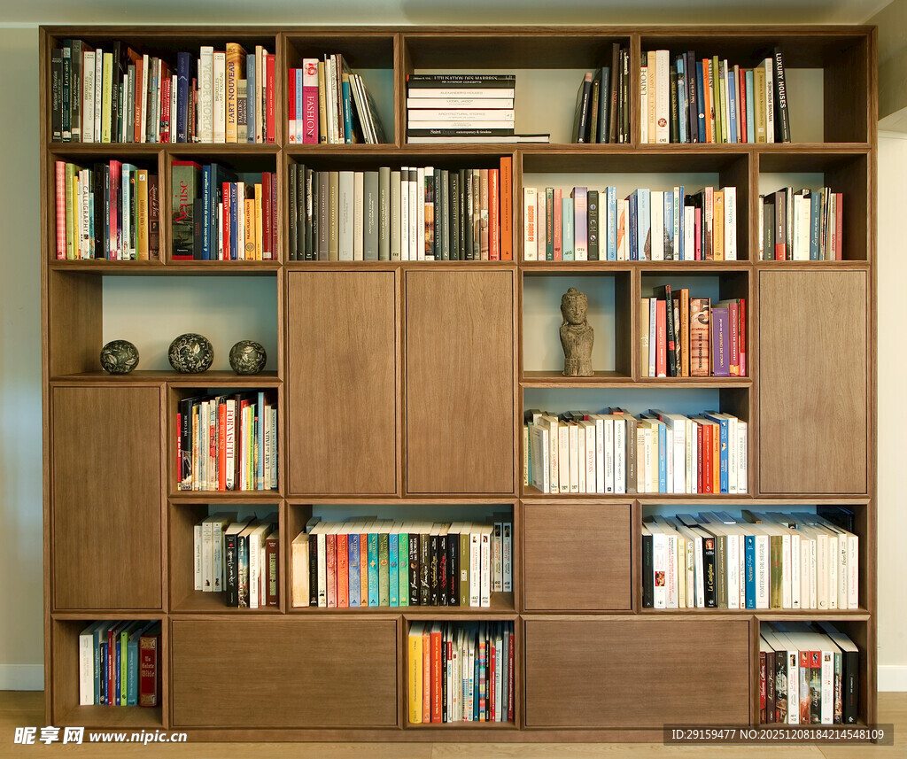 满是书籍的木质书架