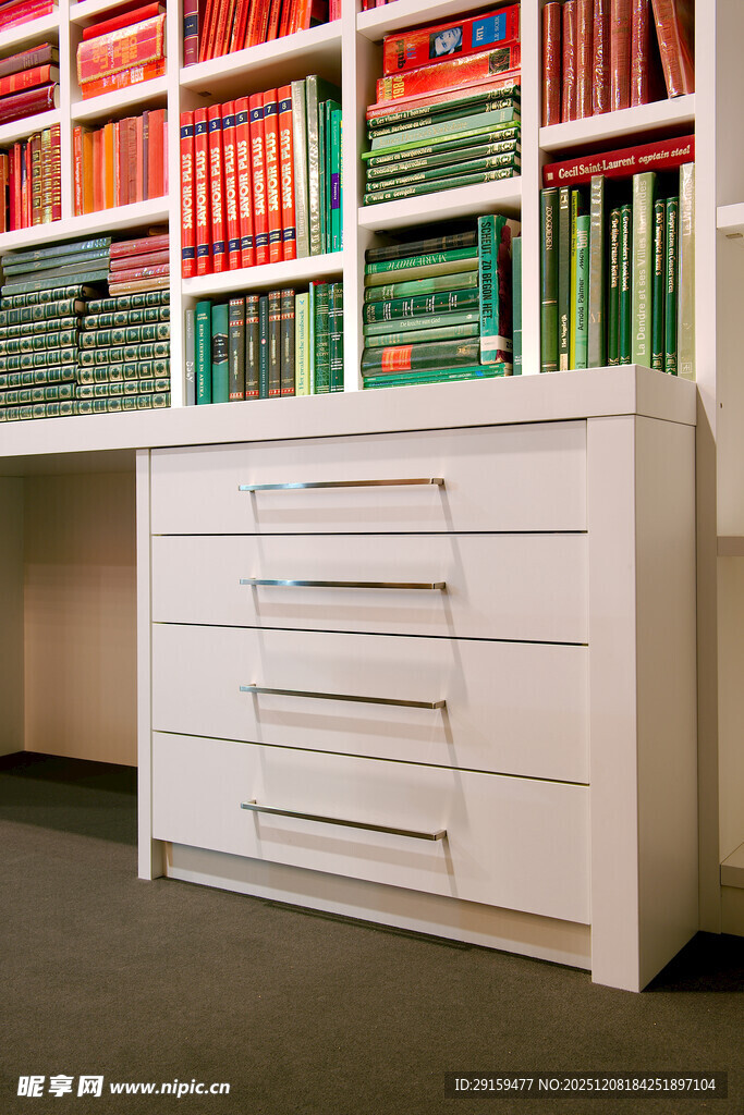 书房白色抽屉柜与书架