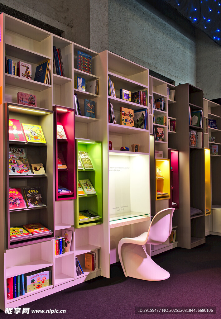 创意书架与舒适阅读空间