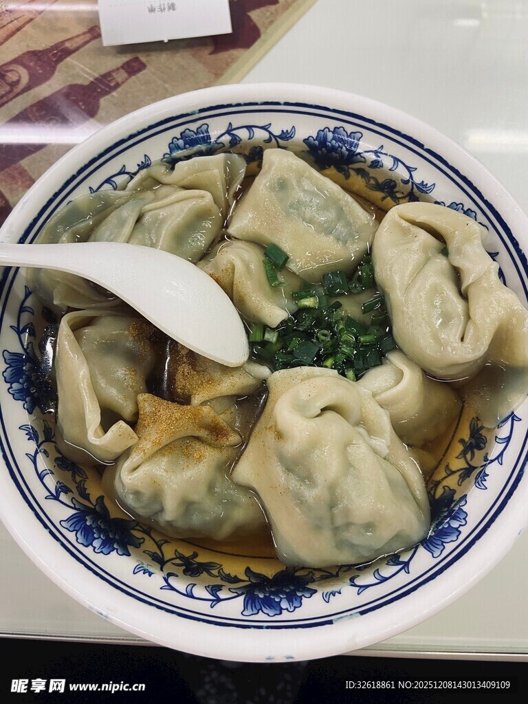 青花瓷碗中的美味馄饨