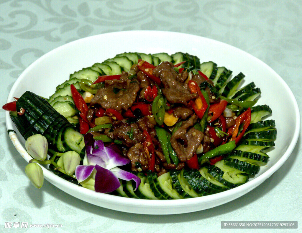 凉拌牛肉配蔬菜拼盘