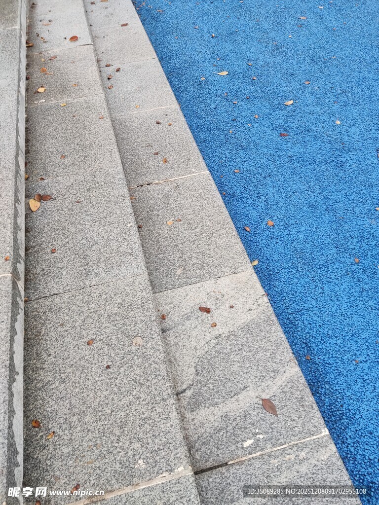 蓝色路面旁的灰色台阶