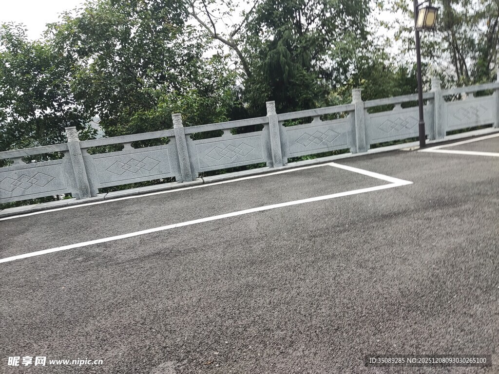 户外空旷停车场及围栏