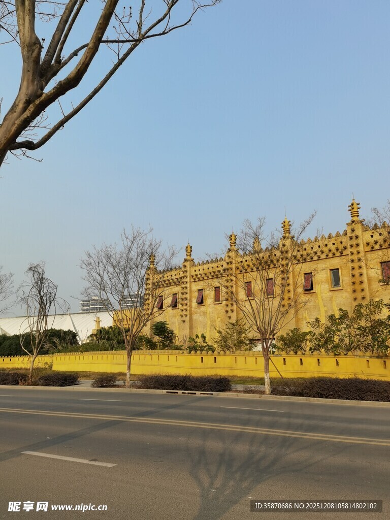 欧式建筑旁的宽阔道路