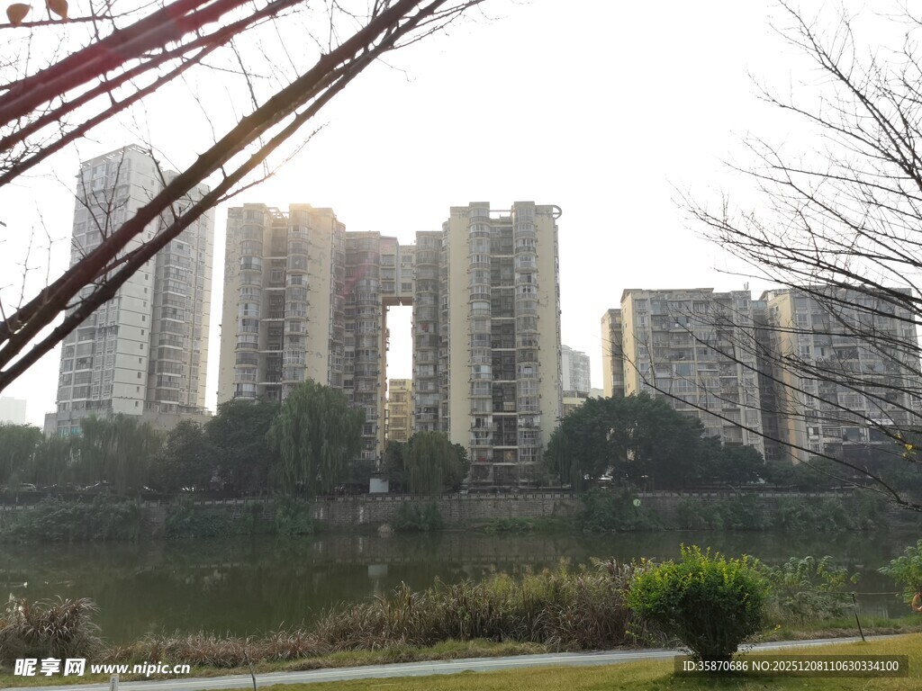 城市高楼与河畔景致