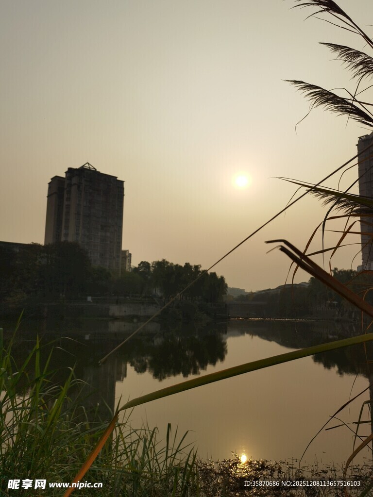 夕阳下的城市河畔风景