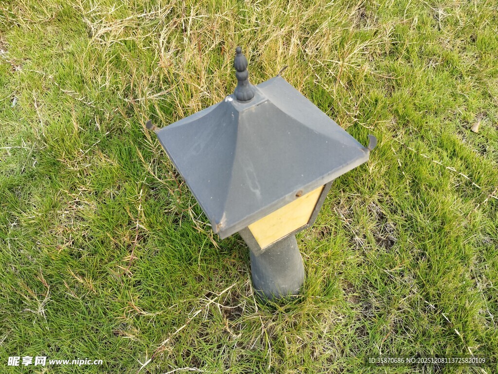 草坪上的户外照明灯具