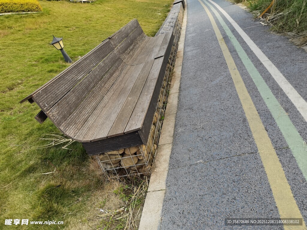 路边长椅静享自然之景