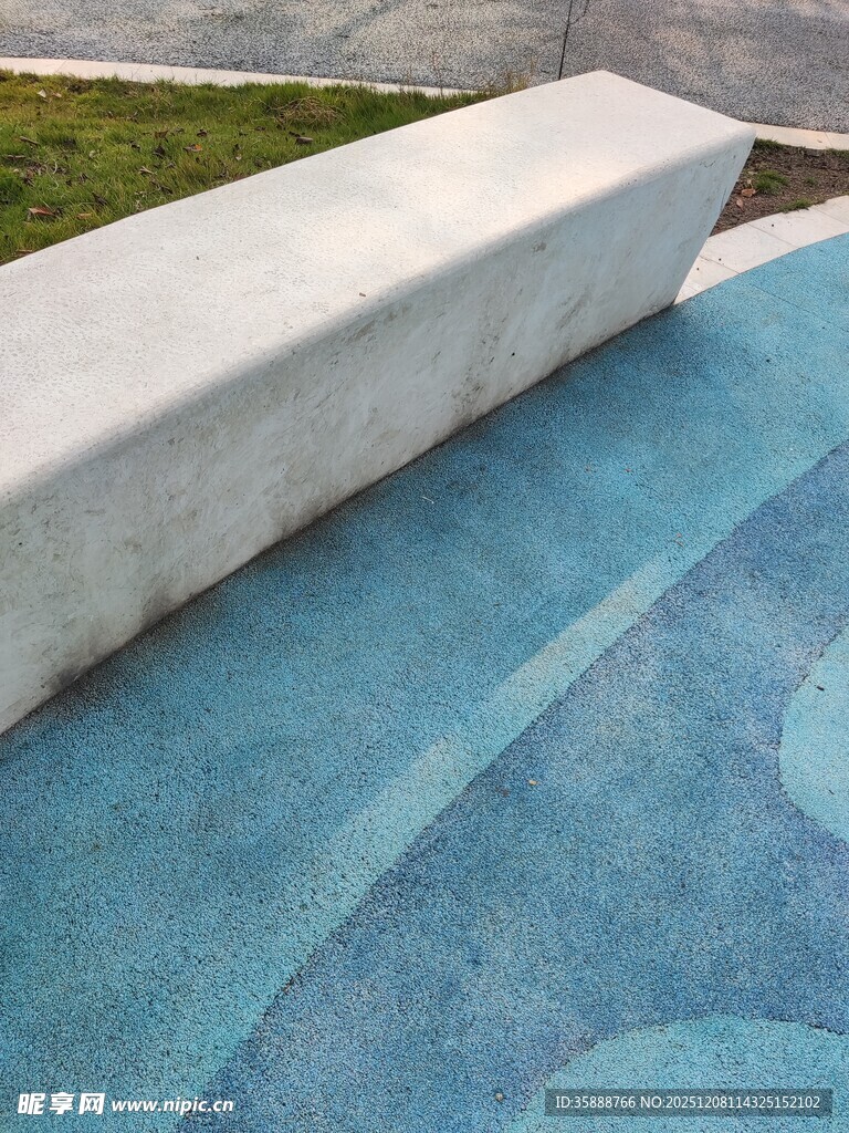 户外蓝色地面与白色长椅