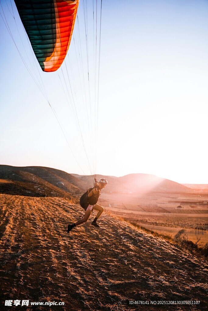 田野上的滑翔伞运动者