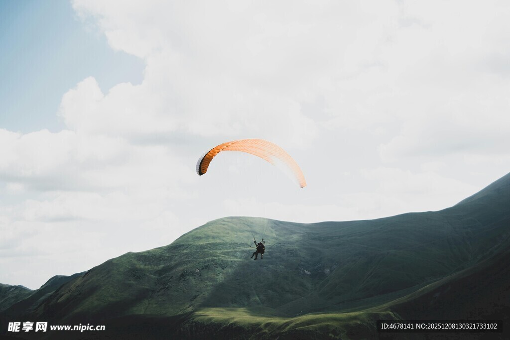 空中滑翔的壮丽山景