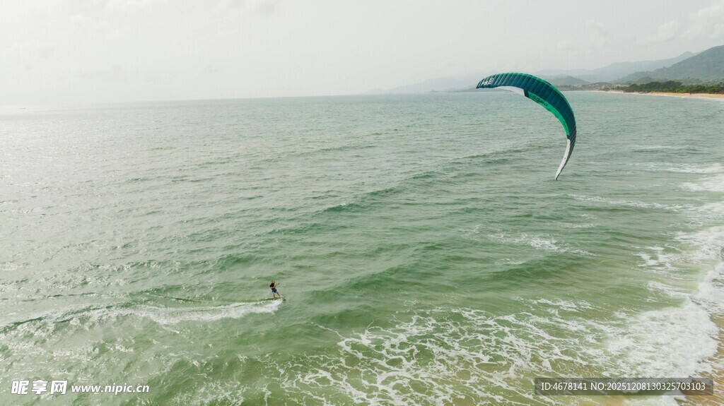 海上风筝冲浪者