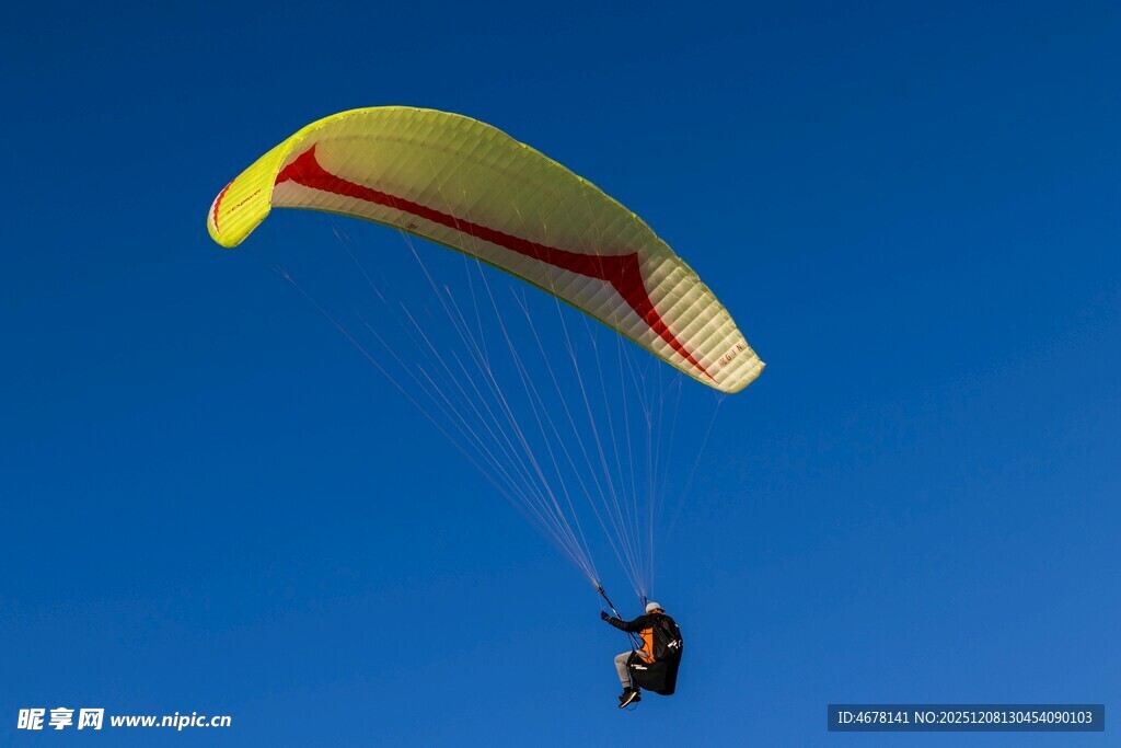 单人滑翔伞翱翔蓝天