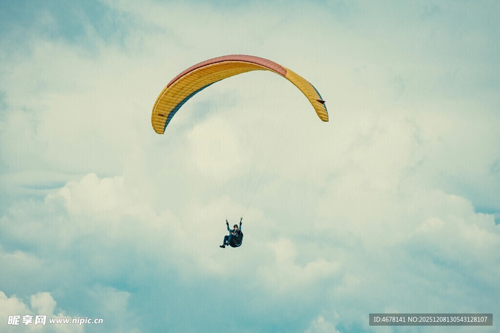 空中滑翔的单人滑翔伞