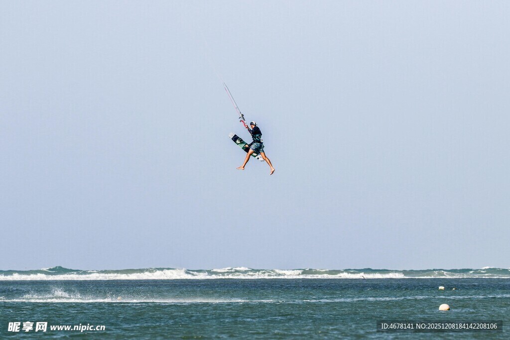 海上风筝冲浪者腾空瞬间