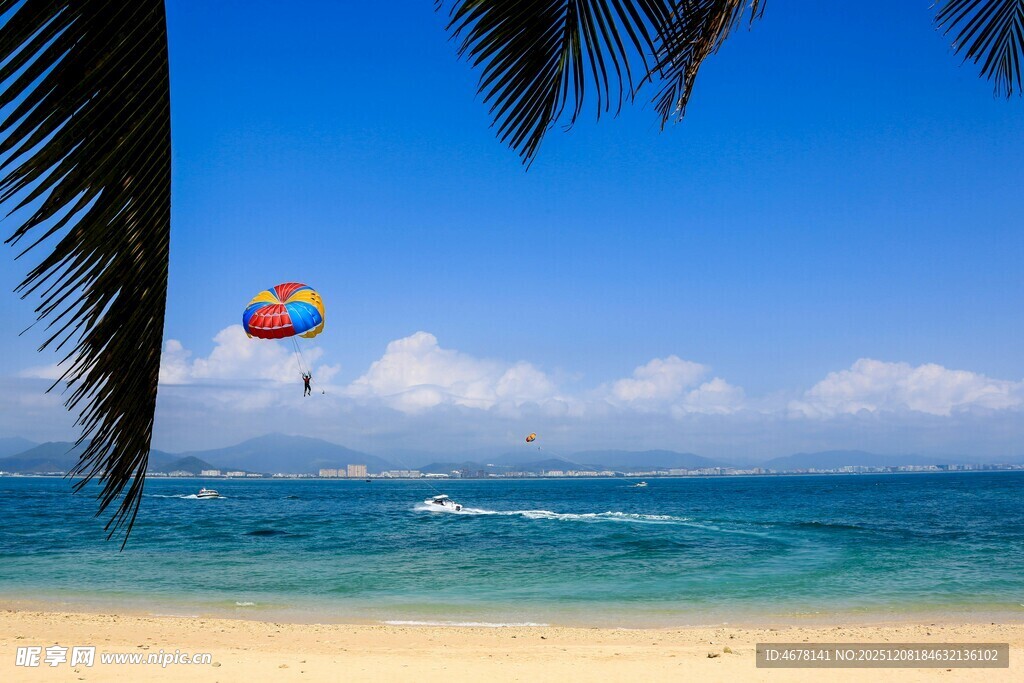 海滩上的彩色滑翔伞