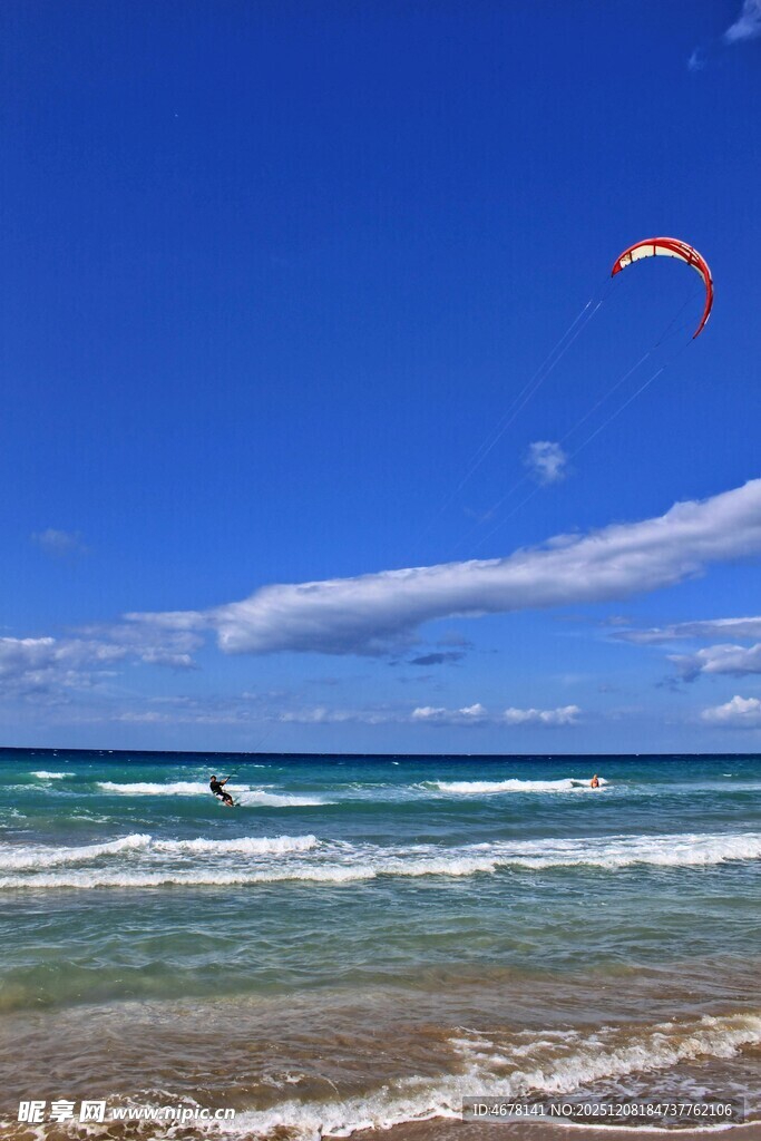 碧海蓝天中的风筝冲浪