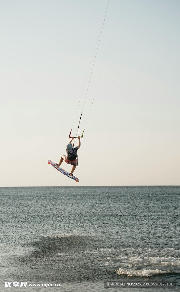 海上单人风筝冲浪精彩瞬间