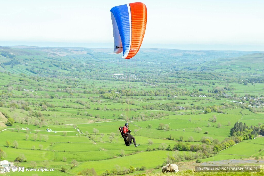 空中滑翔者俯瞰绿野风光