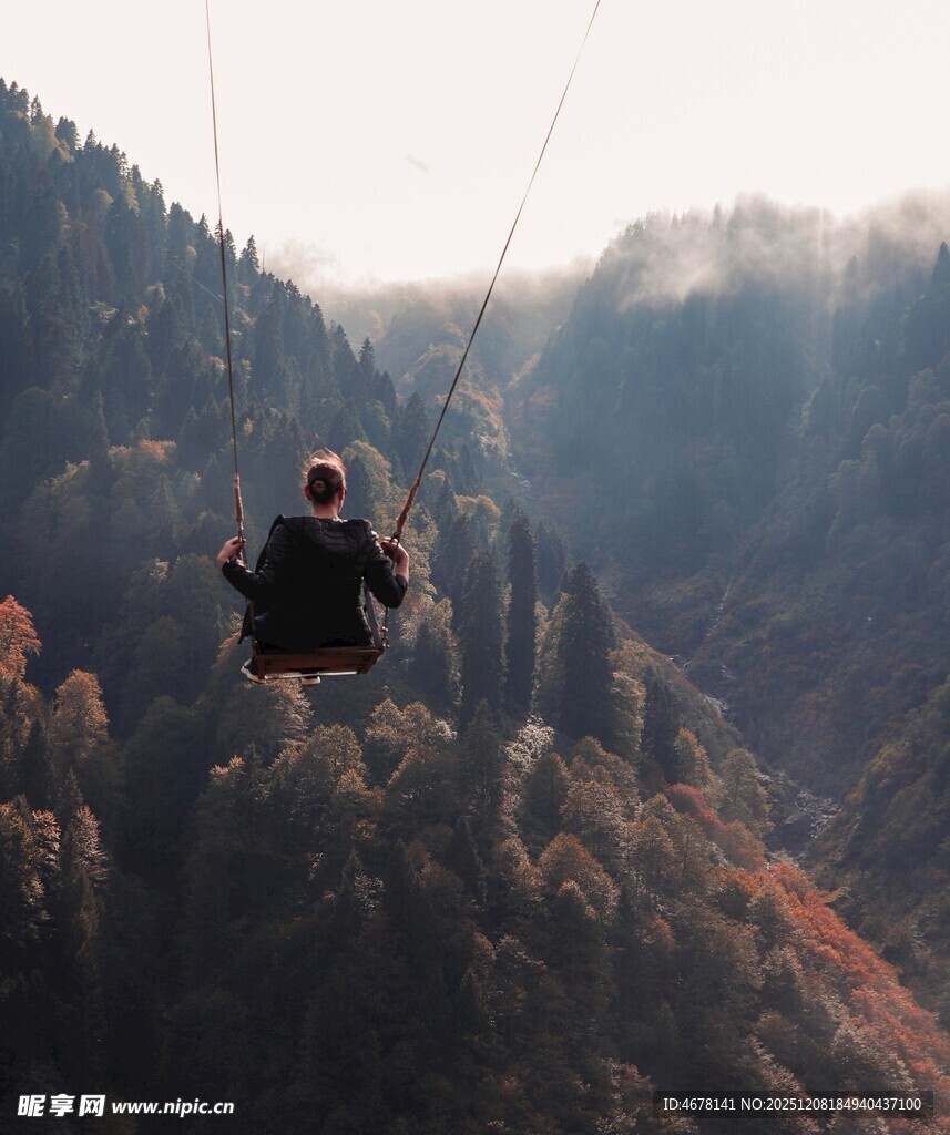 空中飞人穿梭山林间