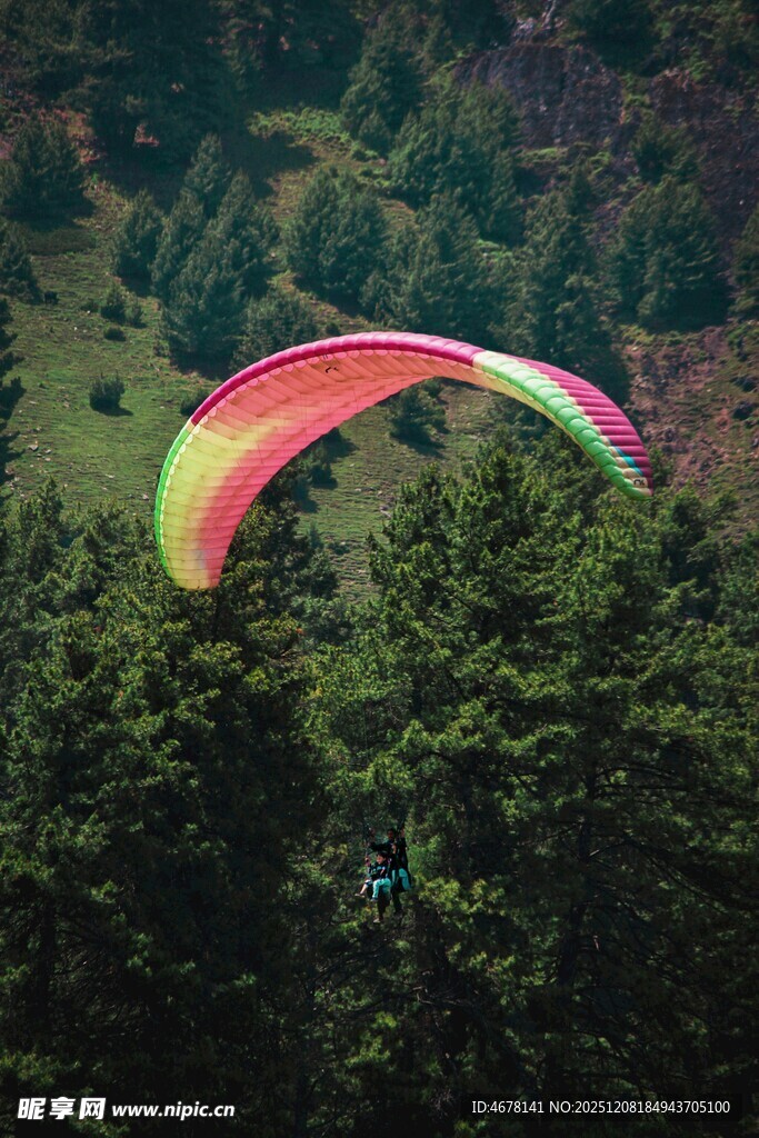 空中滑翔的多彩滑翔伞