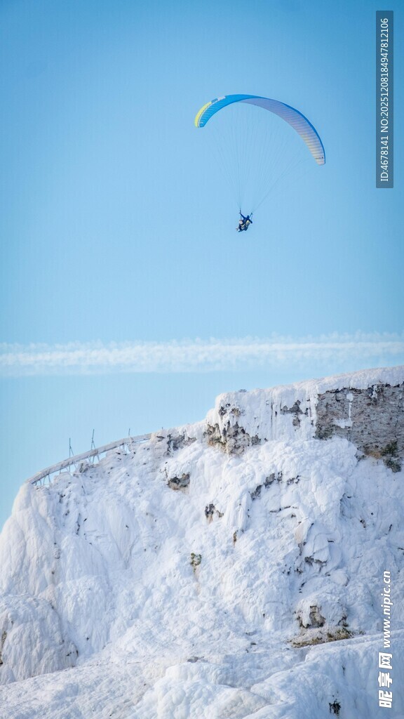 雪山之巅的滑翔伞飞行