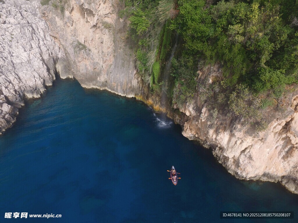 俯瞰蓝水间的孤独皮划艇