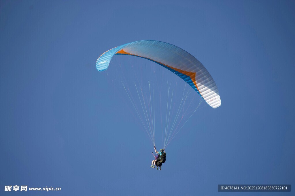 蓝天中滑翔的单人滑翔伞