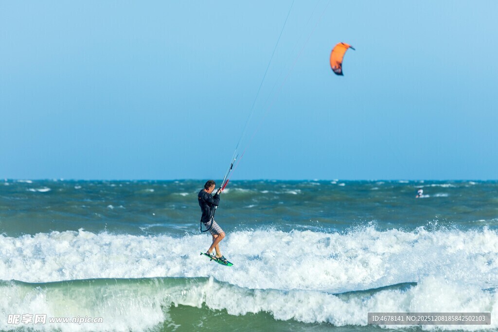 海上风筝冲浪者