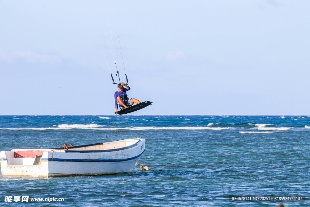 海上滑水者腾空瞬间