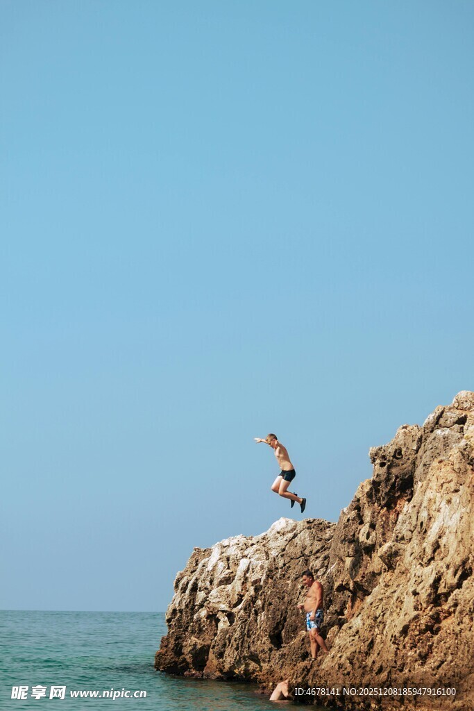 海边岩石上的活力跳跃者