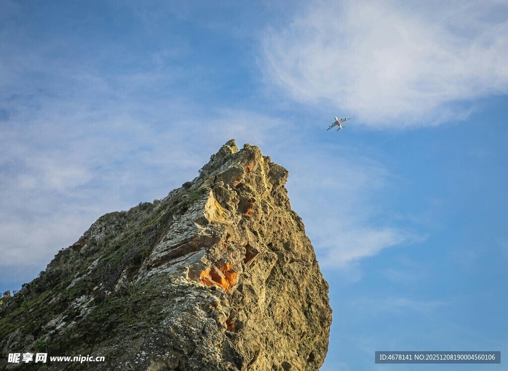 巍峨山峰与蓝天飞鸟