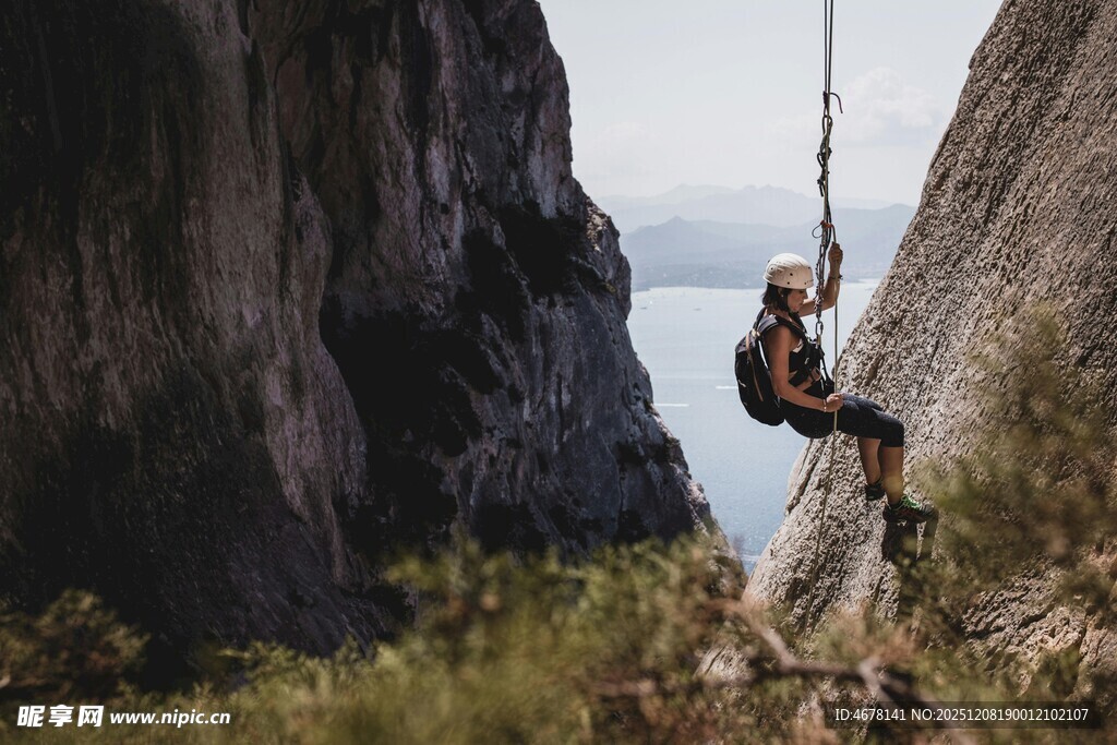 悬崖间的惊险攀岩瞬间