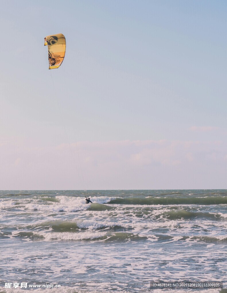 海上风筝冲浪者