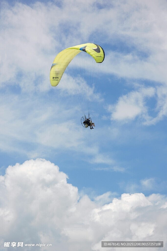 空中滑翔伞畅享自由飞翔