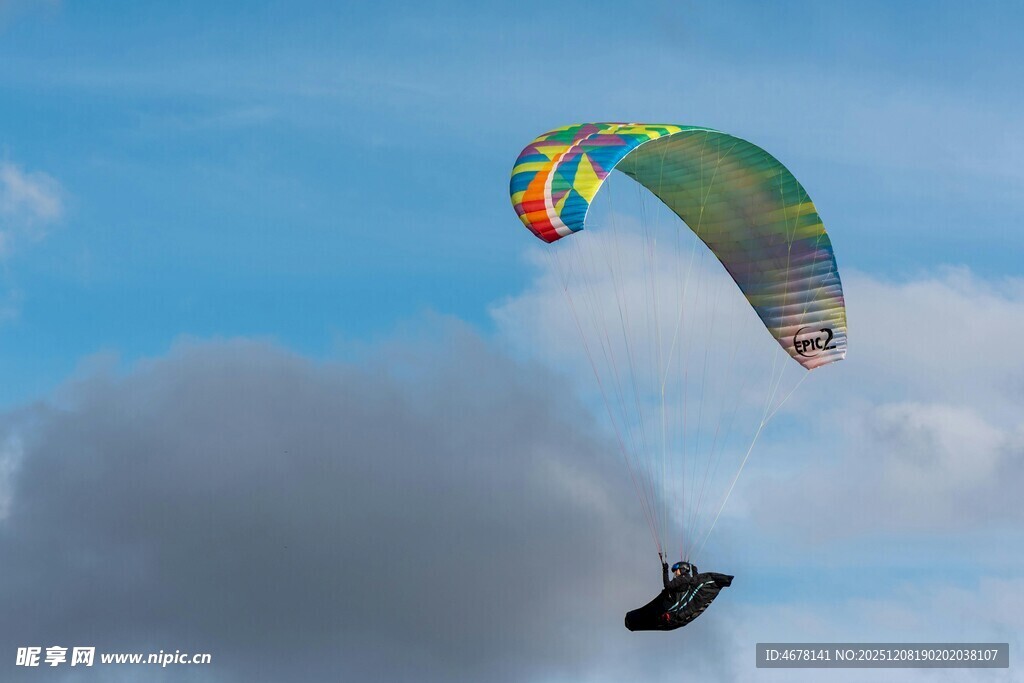 空中滑翔伞翱翔蓝天