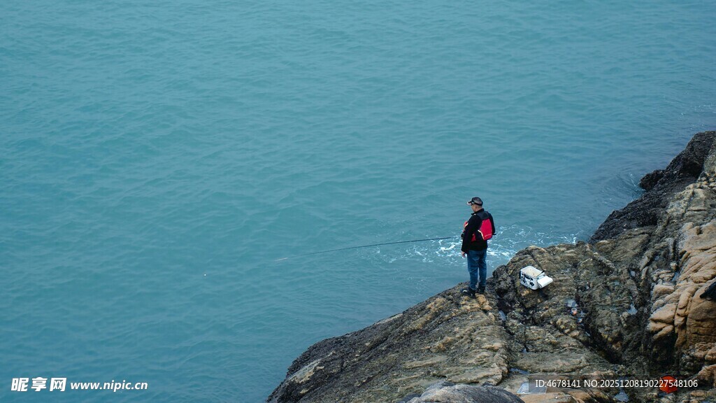 悬崖边的独行者