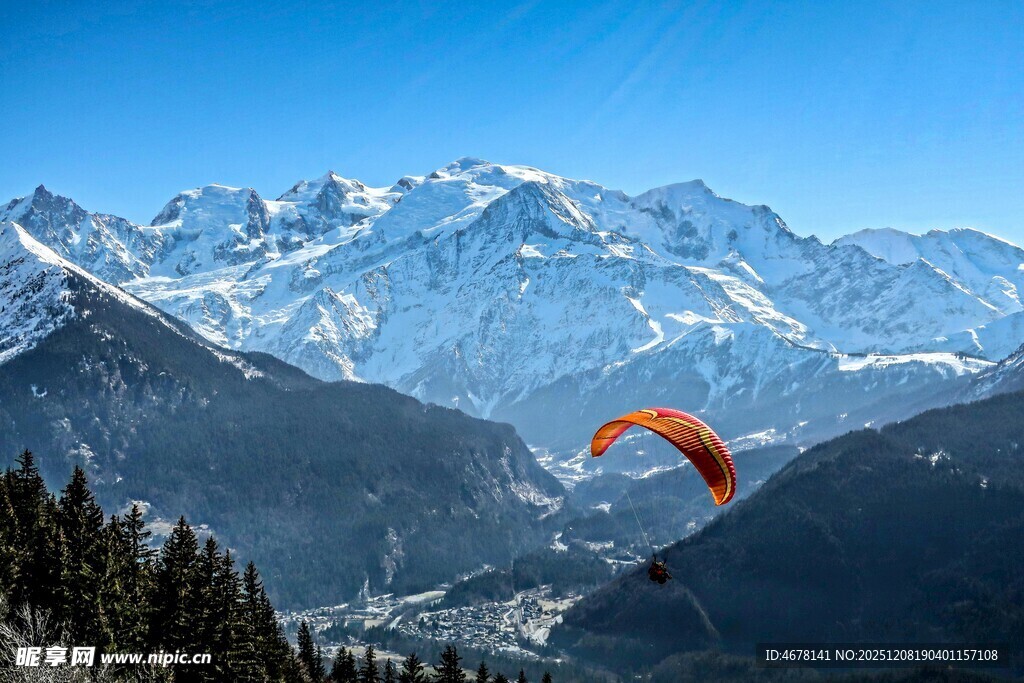 高山间的滑翔伞飞行美景