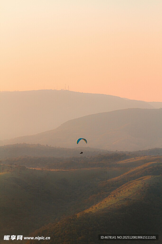 黄昏下的空中滑翔美景