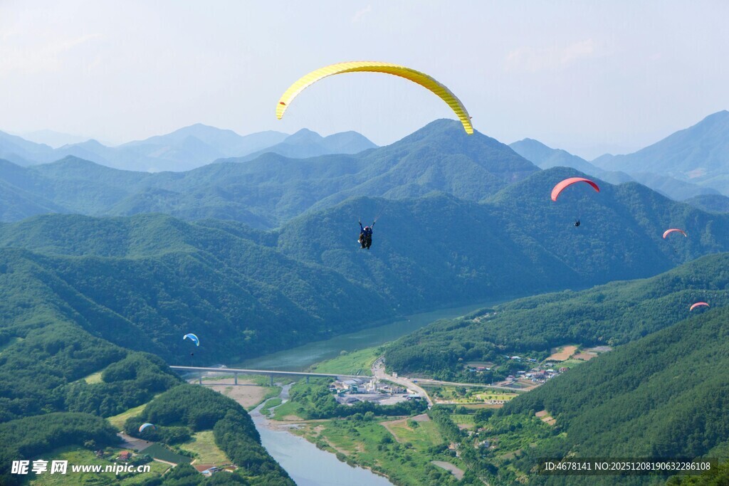 空中滑翔赏壮丽山川景色