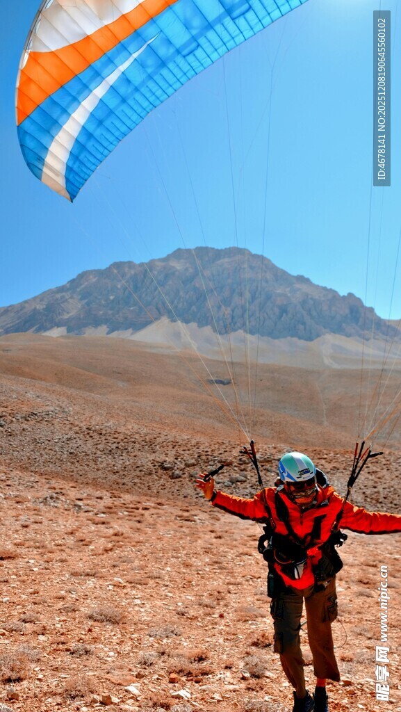 沙漠中滑翔伞运动员英姿