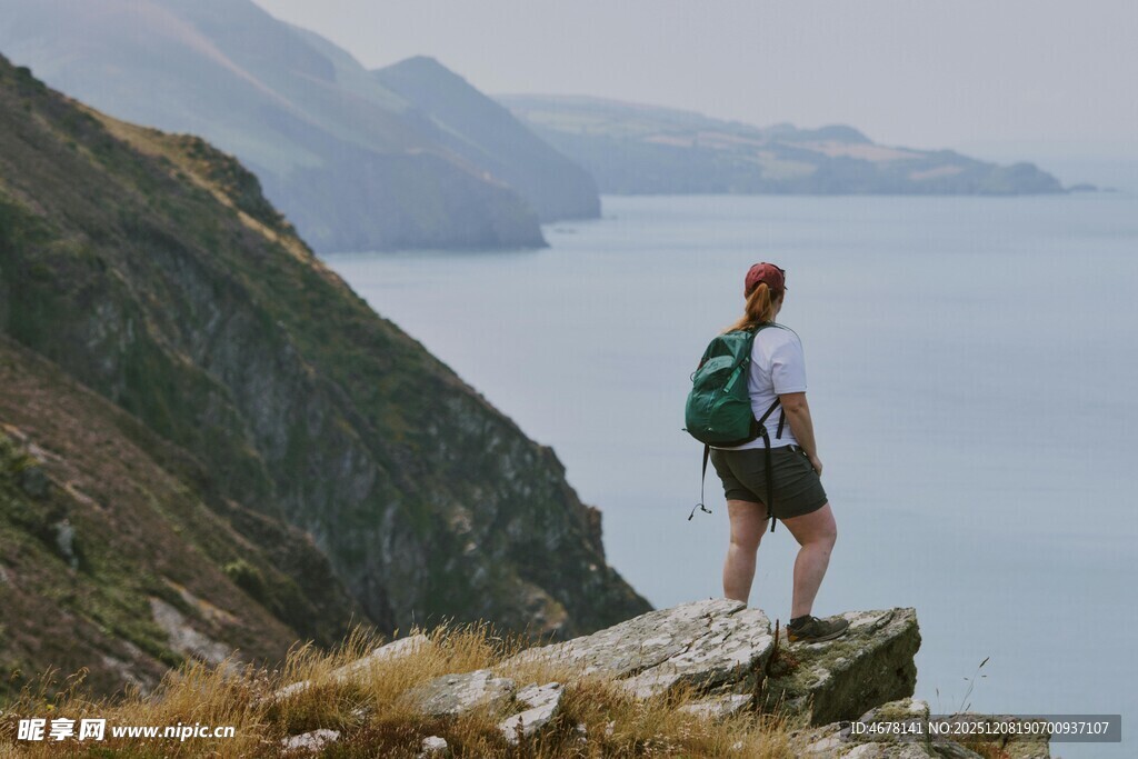 悬崖边背包旅行者眺望远方