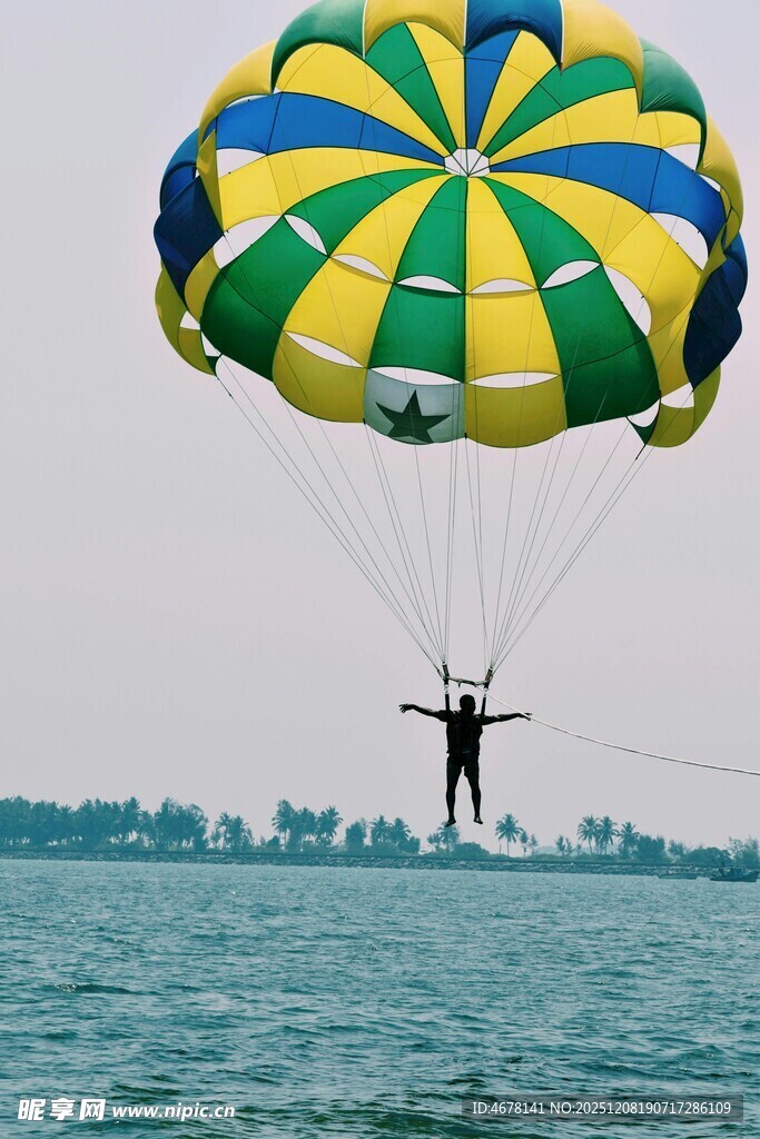 海上滑翔伞运动精彩瞬间