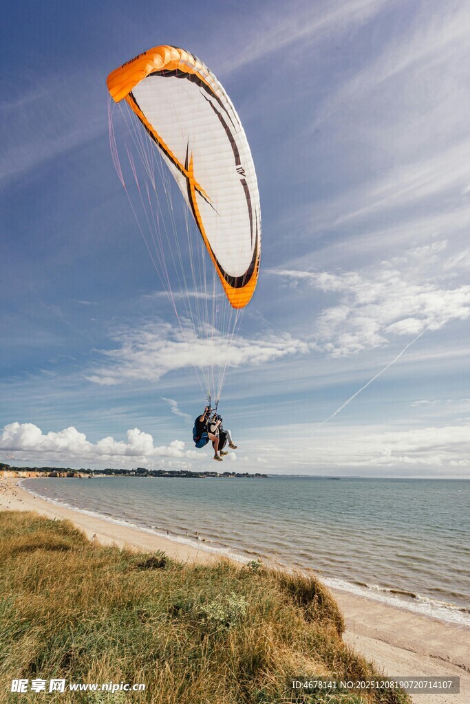 海滩上的滑翔伞运动