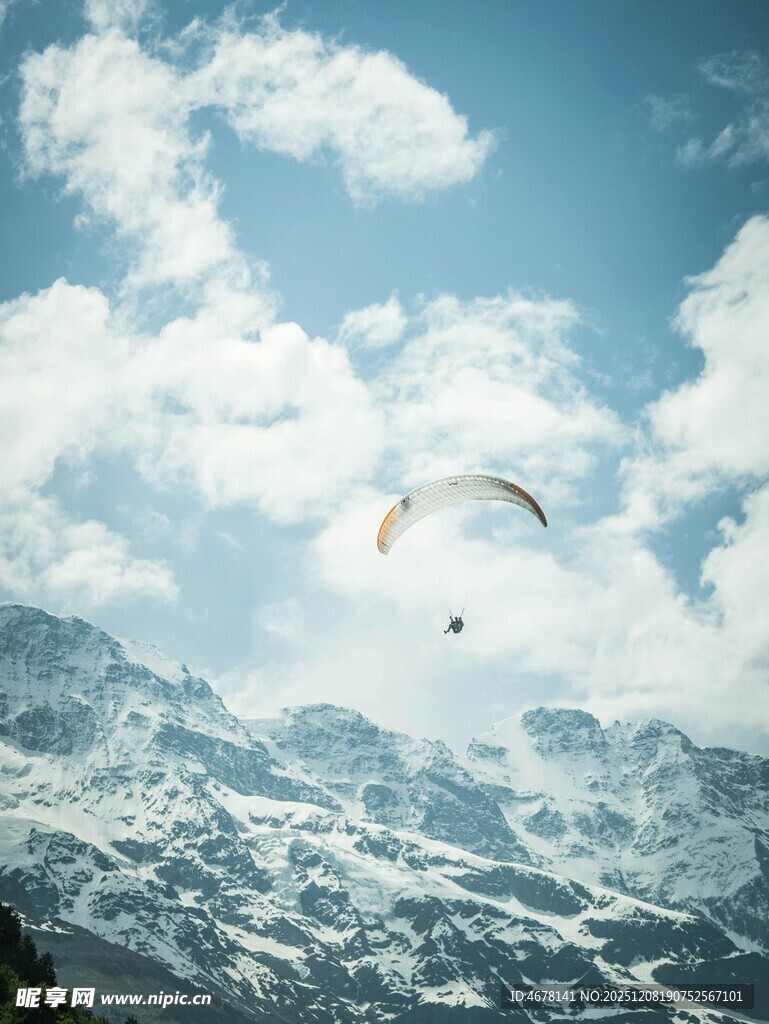 高山上的滑翔伞飞行