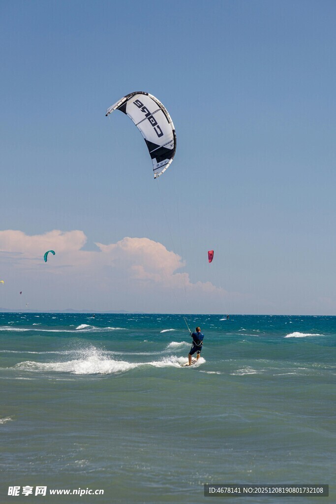 海上风筝冲浪者
