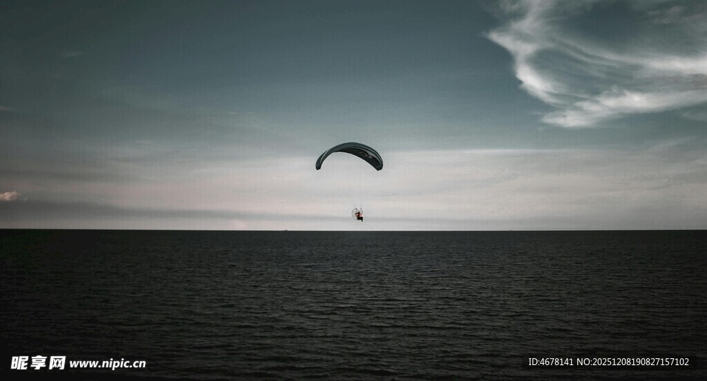 海上单人滑翔伞飞行画面