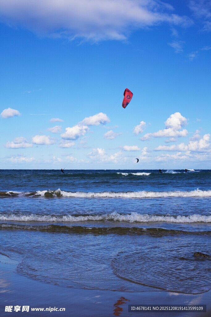海边风筝冲浪美景